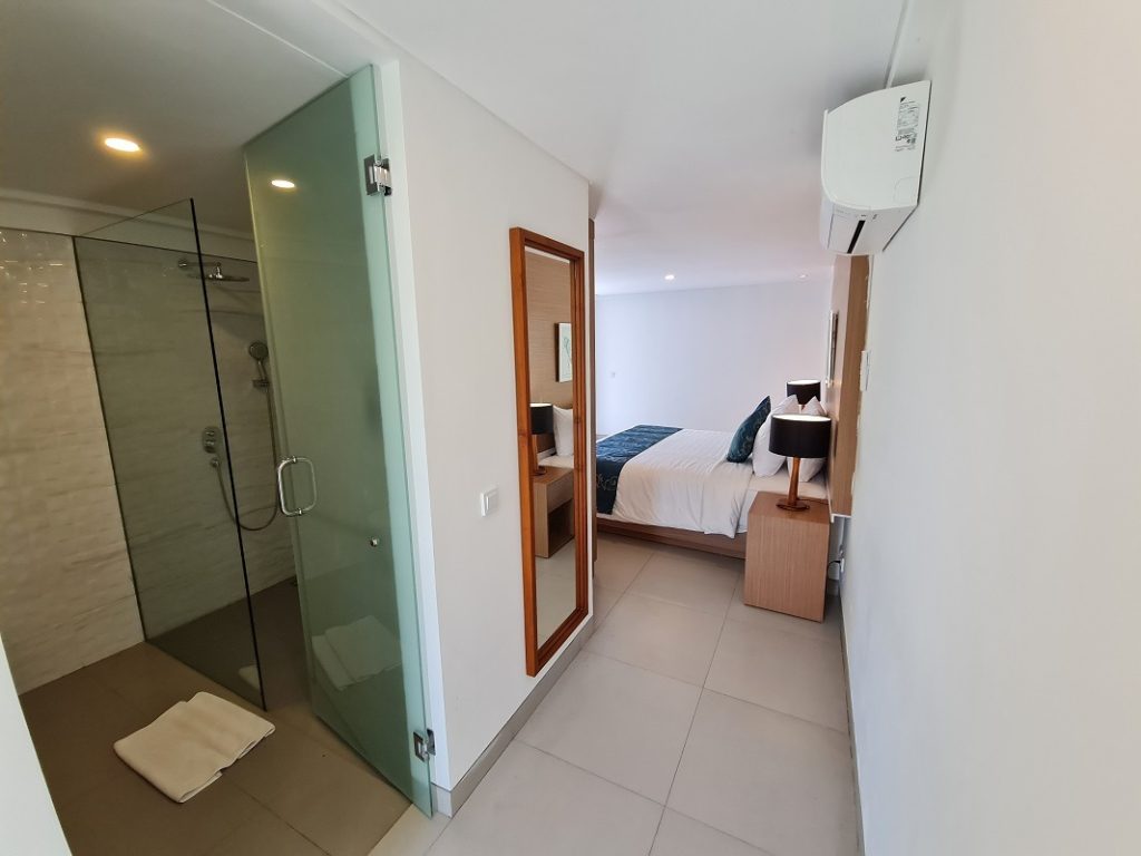 Hideaway Residence Ungasan bedroom and batrhroom